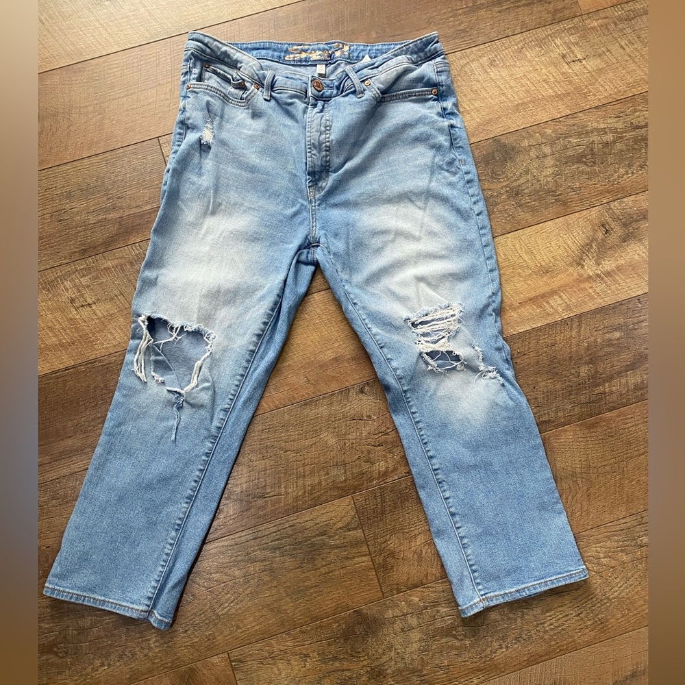 Light wash distressed Seven7 brand crop jeans. Size 14